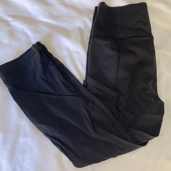 Lululemon Size 4 Black Crops, High Rise - Picture 1 of 7